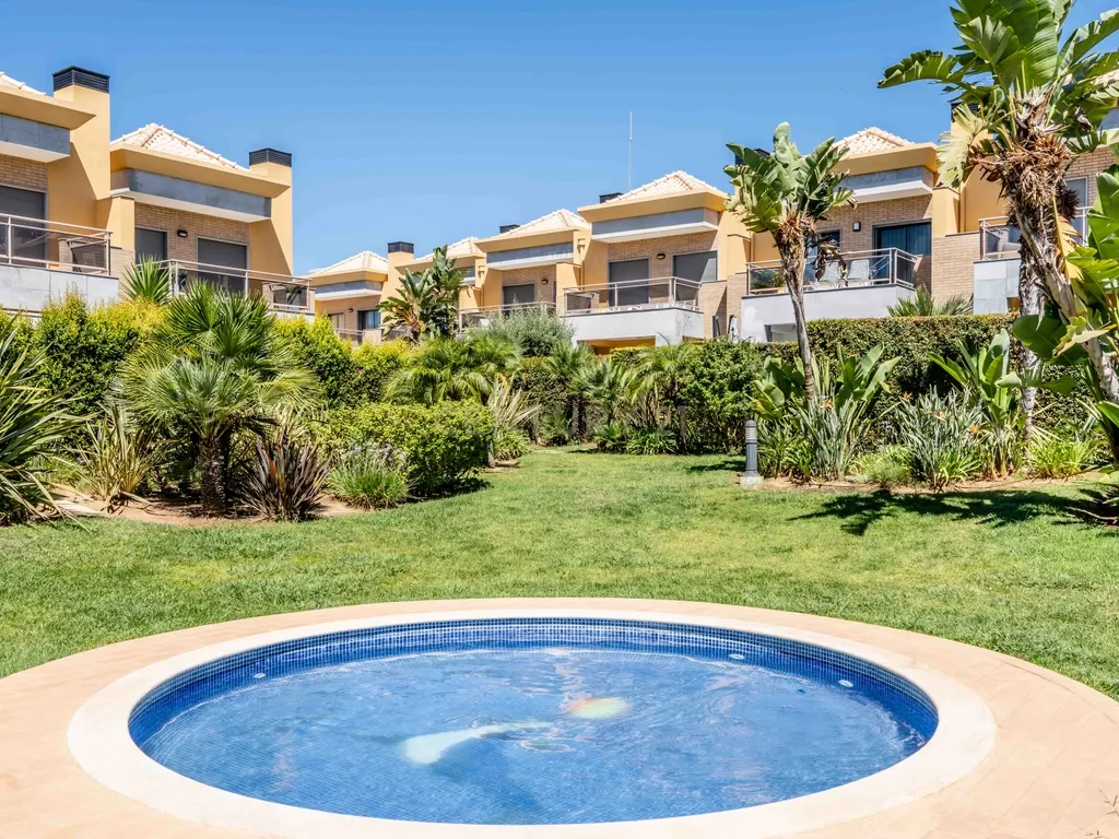 7 KM DAS PRAIAS DE ALBUFEIRA V3 COM JARDIM PRIVADO E PISCINA COMUM, GARAGEM EM BOX - Image 5