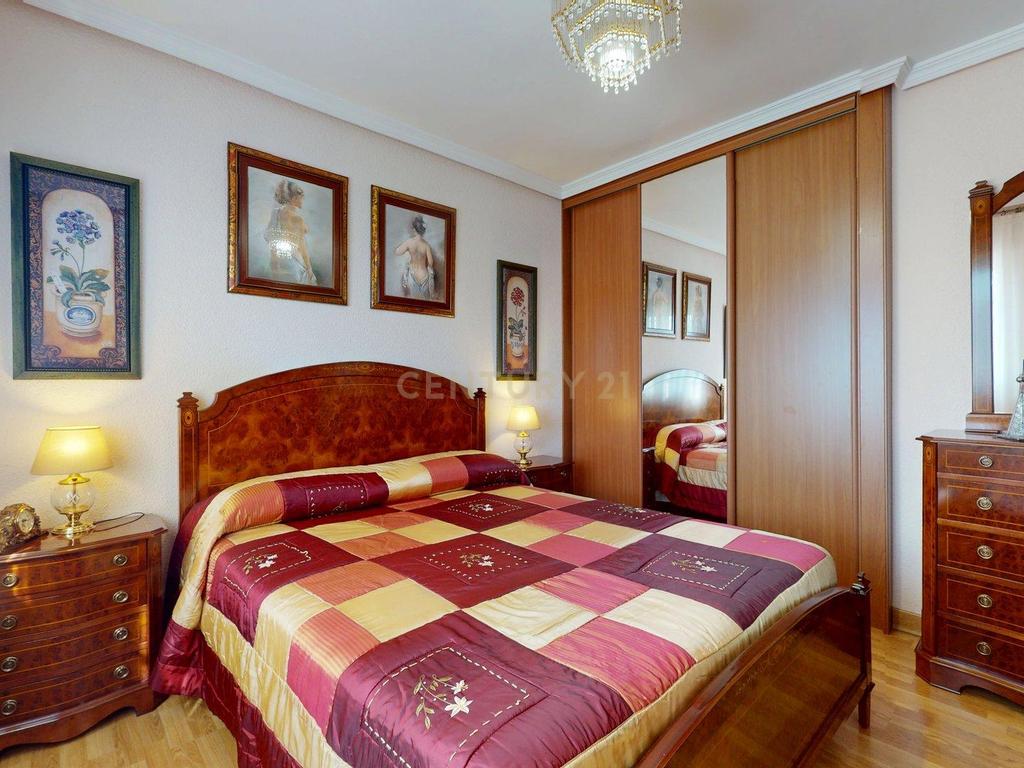 Apartamento Espaçoso com Vista para a Cidade e Montanha em Madrid - Image 26