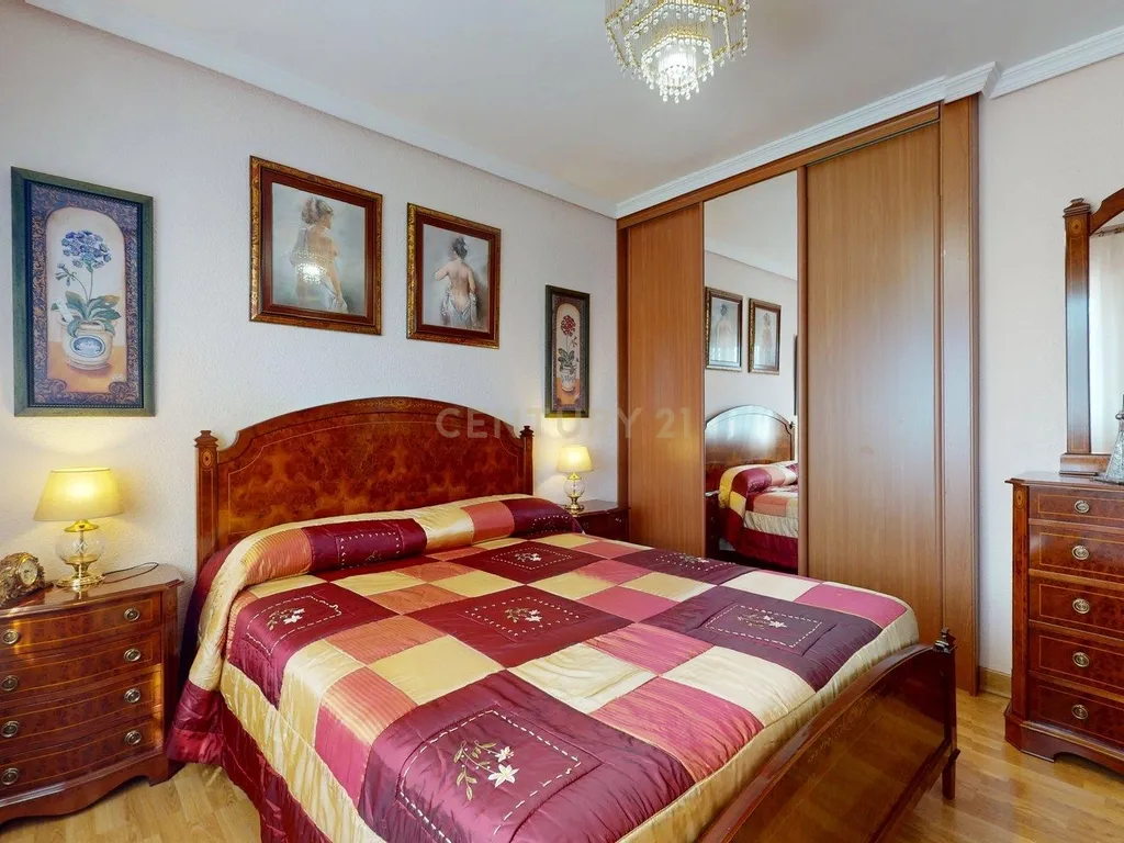 Apartamento Espaçoso com Vista para a Cidade e Montanha em Madrid - Image 26