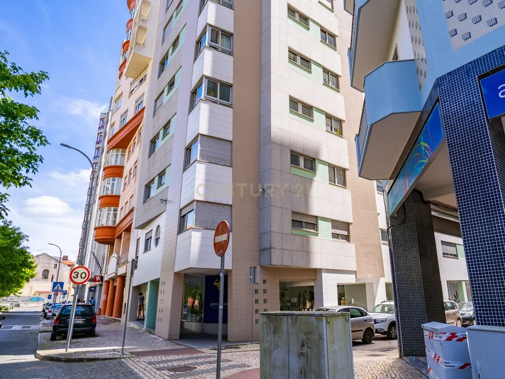 Apartamento T4 Premium com Terraço na Avenida da Independência - Image 70