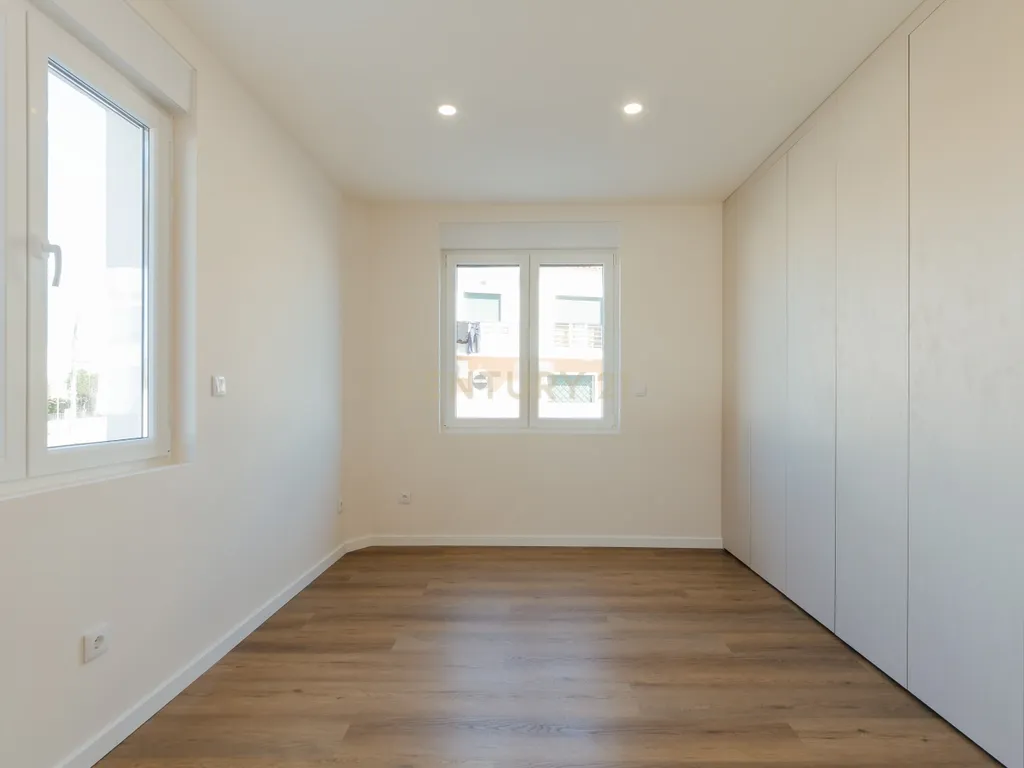 Apartamento T3 moderno e espaçoso no coração do Pinhal Novo - Image 24