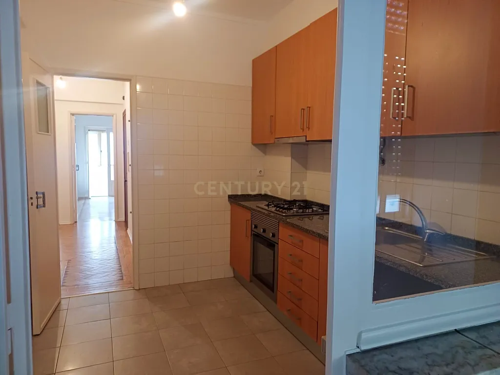 Apartamento T2, recentemente renovado, no Lumiar Lisboa - Image 6
