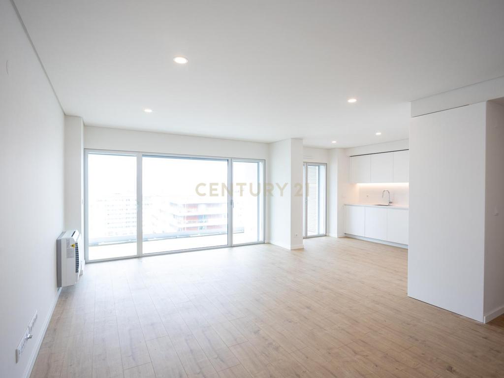 Apartamento T2 com estacionamento e piscina - Areeiro - Image 2