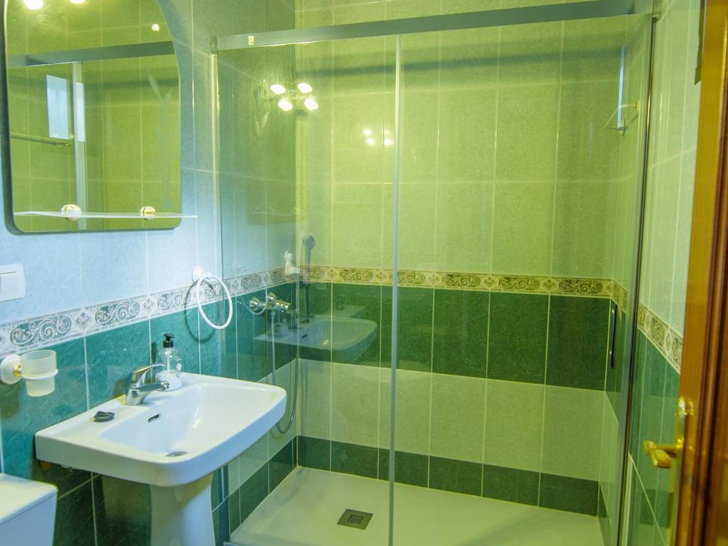 Uma propriedade rural rodeada pela natureza com uma casa de dois andares, piscina privada vedada e terraço para banhos de sol, licença turística, um olival produtivo, instalações para animais adaptáveis ​​e acesso pavimentado a apenas 10 minutos de Ronda. - Image 36