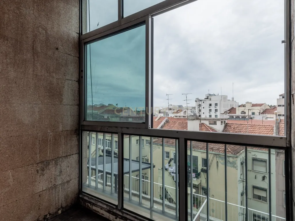 Centro de Lisboa - Crie o Seu Lar neste T1 com Charme e Versatilidade - Image 22