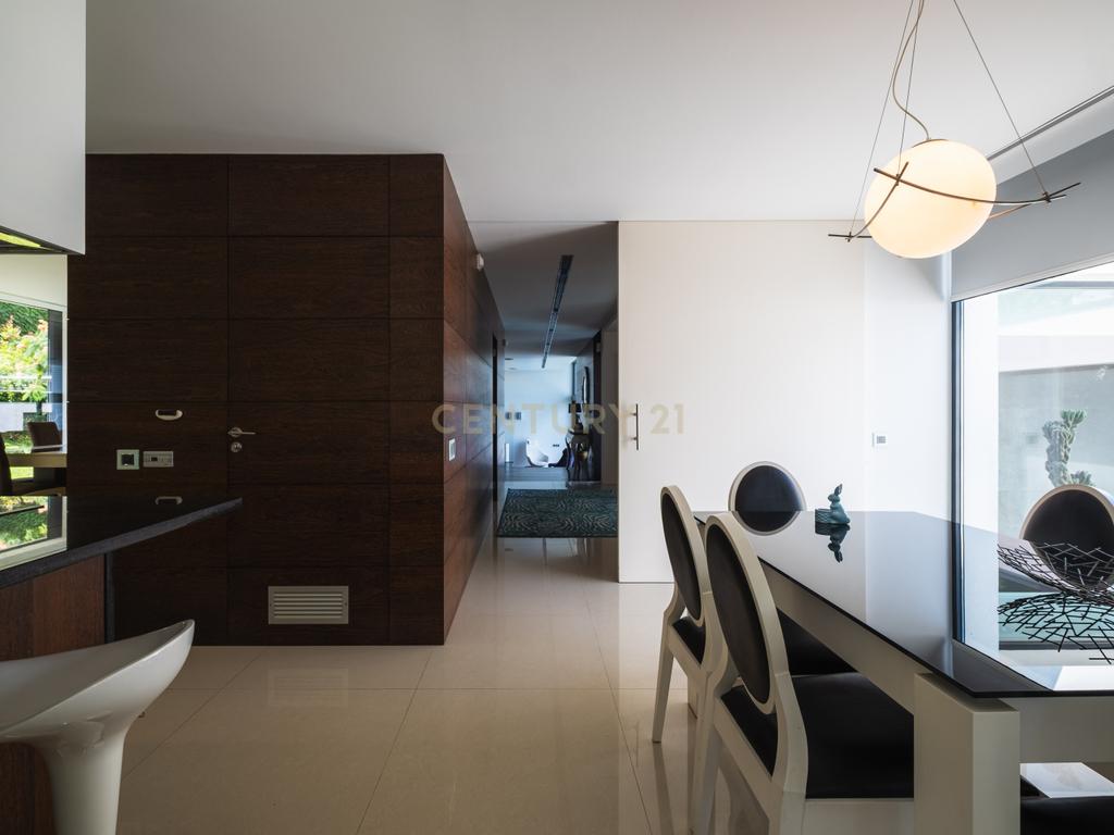 Luxuosa Moradia T4 com Piscina e Vista Panorâmica em Lousada - Image 13