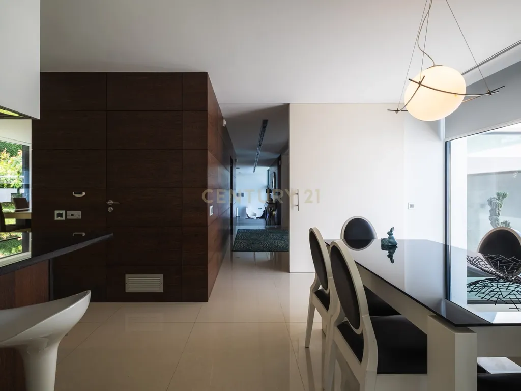 Luxuosa Moradia T4 com Piscina e Vista Panorâmica em Lousada - Image 13