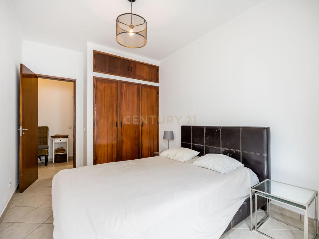 Apartamento T2 Parcialmente Remodelado em Portimão - Image 19