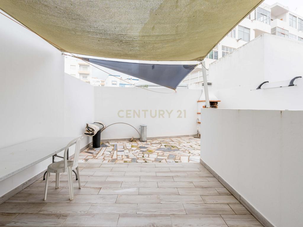 Apartamento T2 Parcialmente Remodelado em Portimão - Image 18