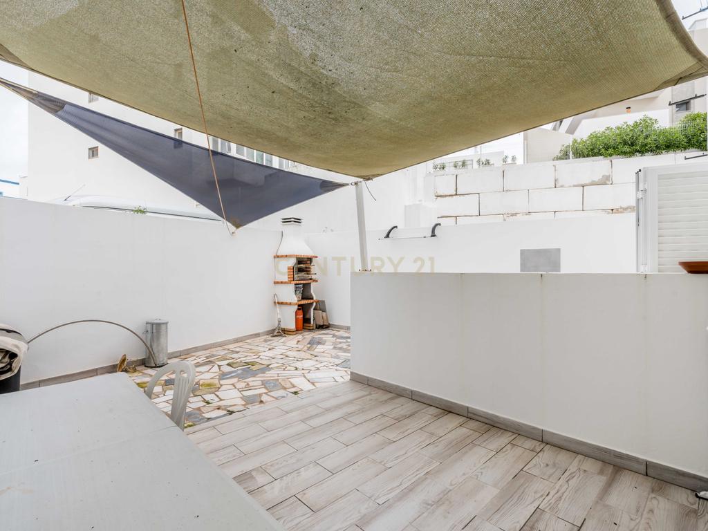 Apartamento T2 Parcialmente Remodelado em Portimão - Image 15