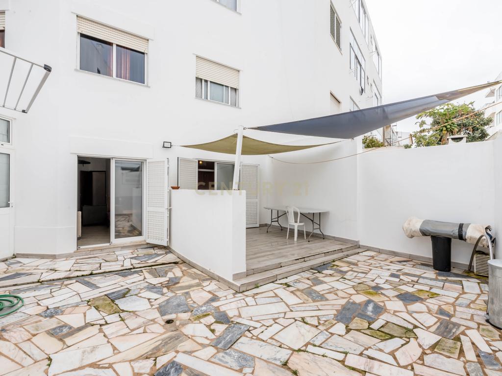 Apartamento T2 Parcialmente Remodelado em Portimão - Image 16