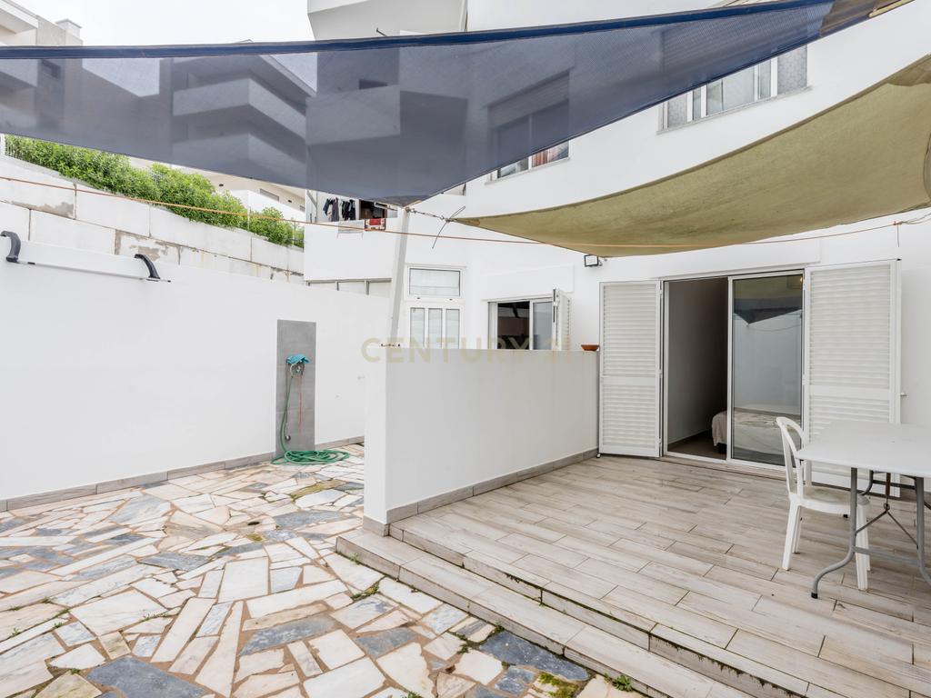 Apartamento T2 Parcialmente Remodelado em Portimão - Image 17