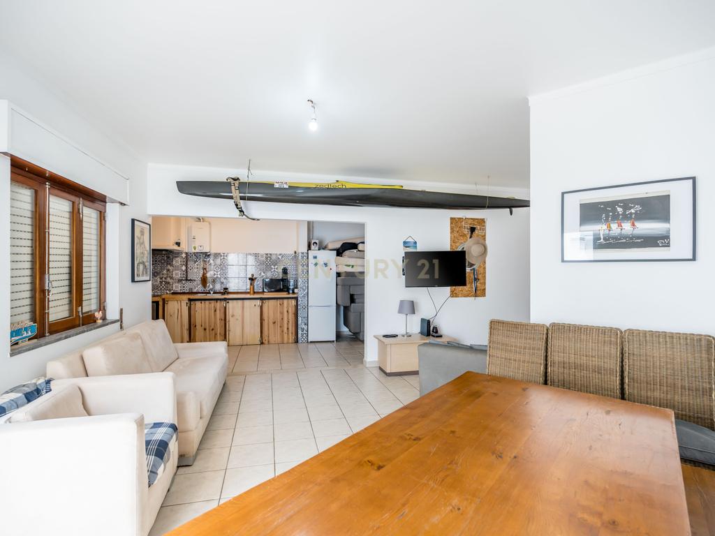 Apartamento T2 Parcialmente Remodelado em Portimão - Image 2