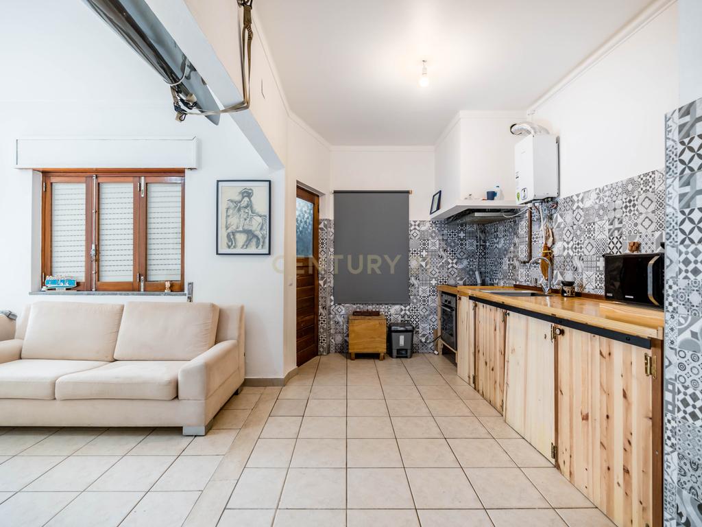 Apartamento T2 Parcialmente Remodelado em Portimão - Image 4