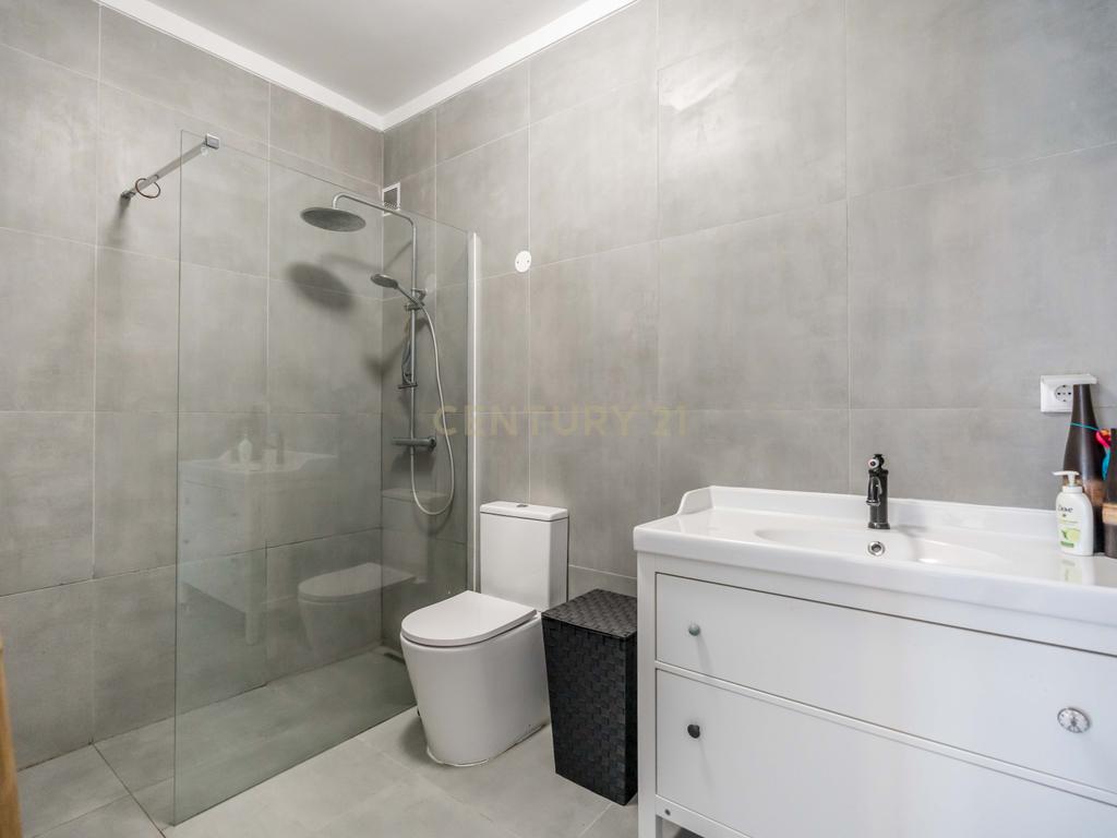 Apartamento T2 Parcialmente Remodelado em Portimão - Image 11