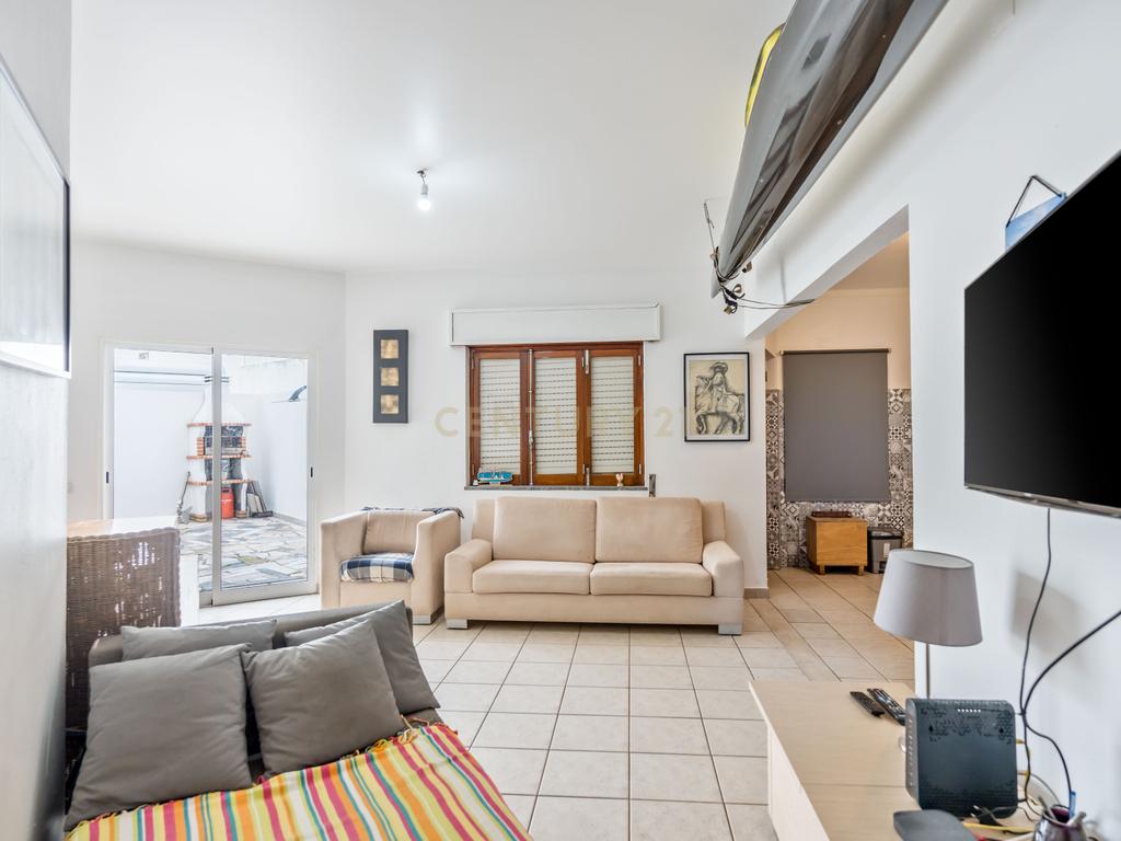 Apartamento T2 Parcialmente Remodelado em Portimão - Image 3