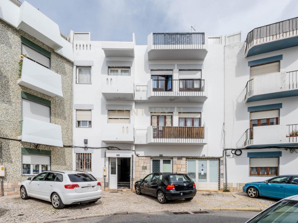 Apartamento T2 Parcialmente Remodelado em Portimão - Image 1