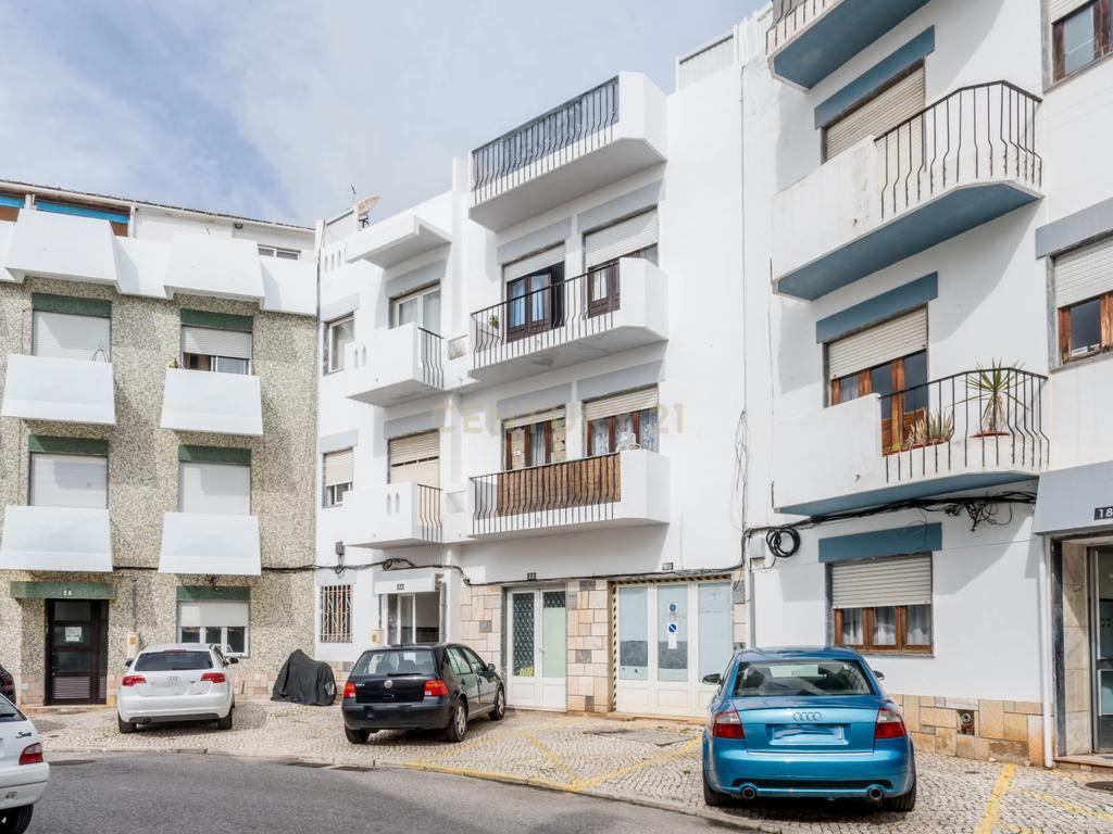 Apartamento T2 Parcialmente Remodelado em Portimão - Image 22