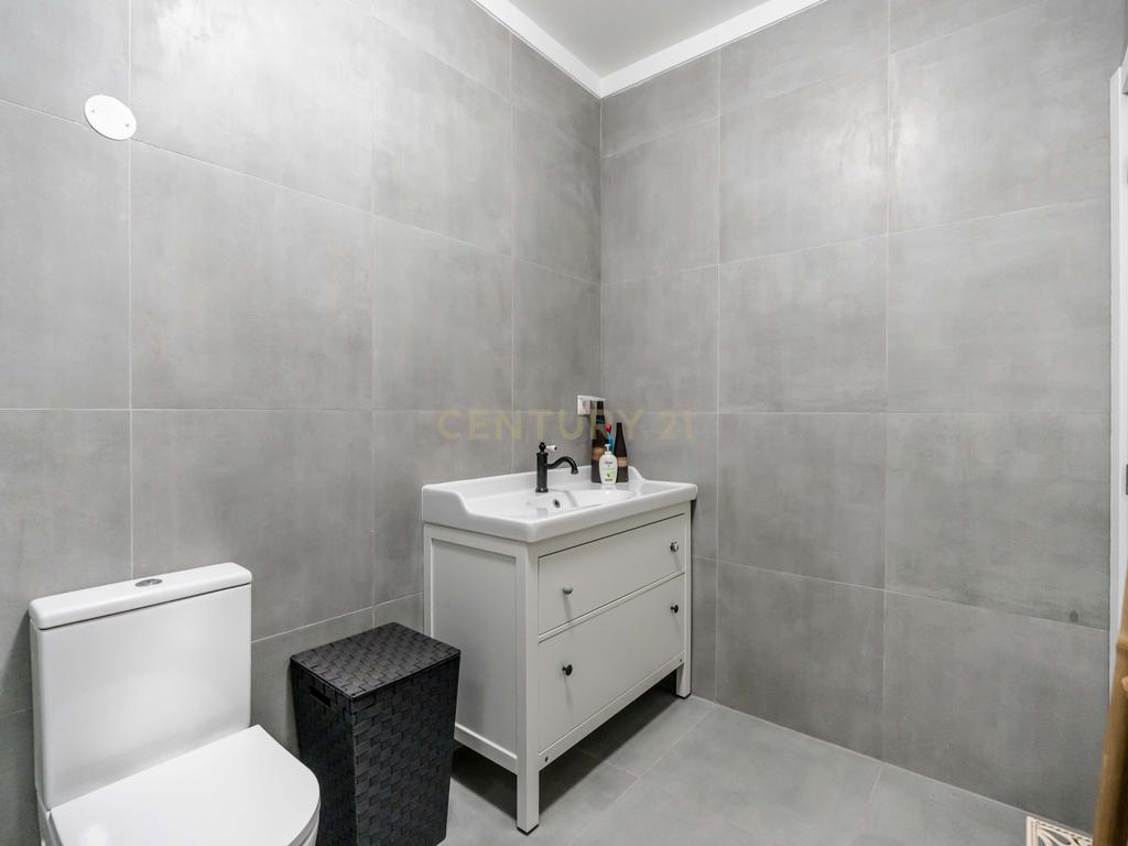 Apartamento T2 Parcialmente Remodelado em Portimão - Image 12