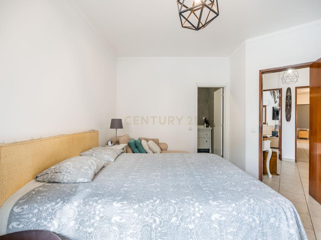 Apartamento T2 Parcialmente Remodelado em Portimão - Image 10