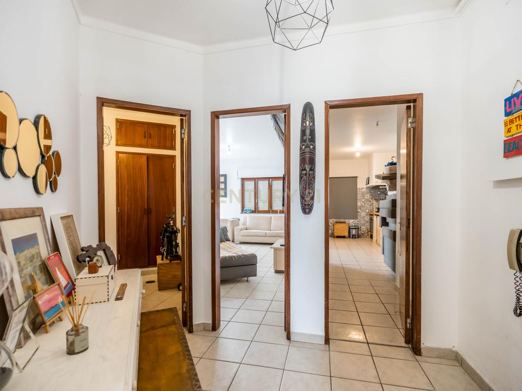 Apartamento T2 Parcialmente Remodelado em Portimão - Image 7