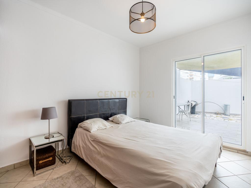 Apartamento T2 Parcialmente Remodelado em Portimão - Image 20