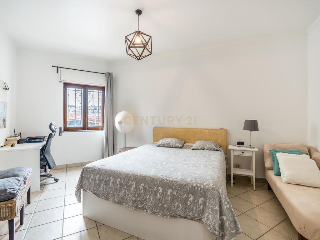 Apartamento T2 Parcialmente Remodelado em Portimão - Image 8