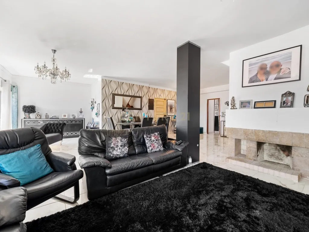 Apartamento Duplex de 7 assoalhadas no Barreiro - Image 14