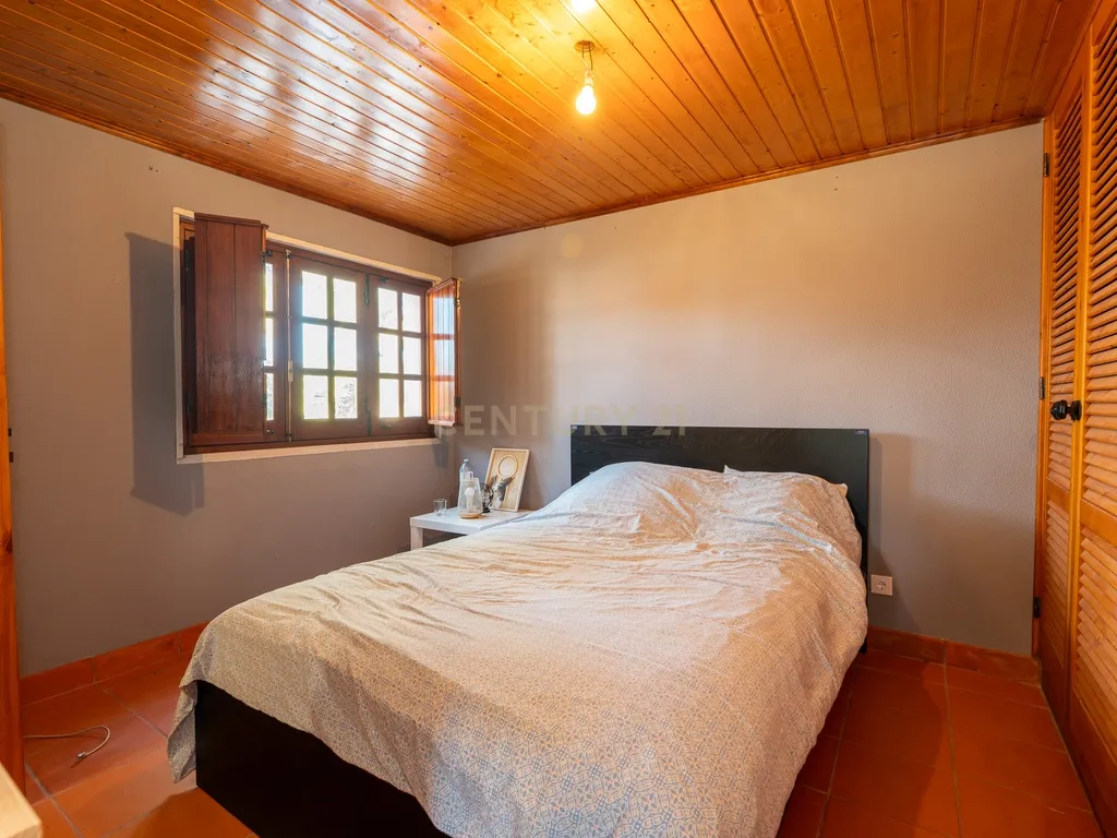 Fabulosa Quinta com lote de terreno de 22.381 m2, onde se encontra inserida uma moradia composta por dois pisos, com uma área bruta de 623 m2, uma área útil de 304 m2 e uma área bruta dependente de 319 m2, localizada em Santo Isidro de Pegões, na zona de Pegões, a pouca distância das belas praias de Setúbal. - Image 90