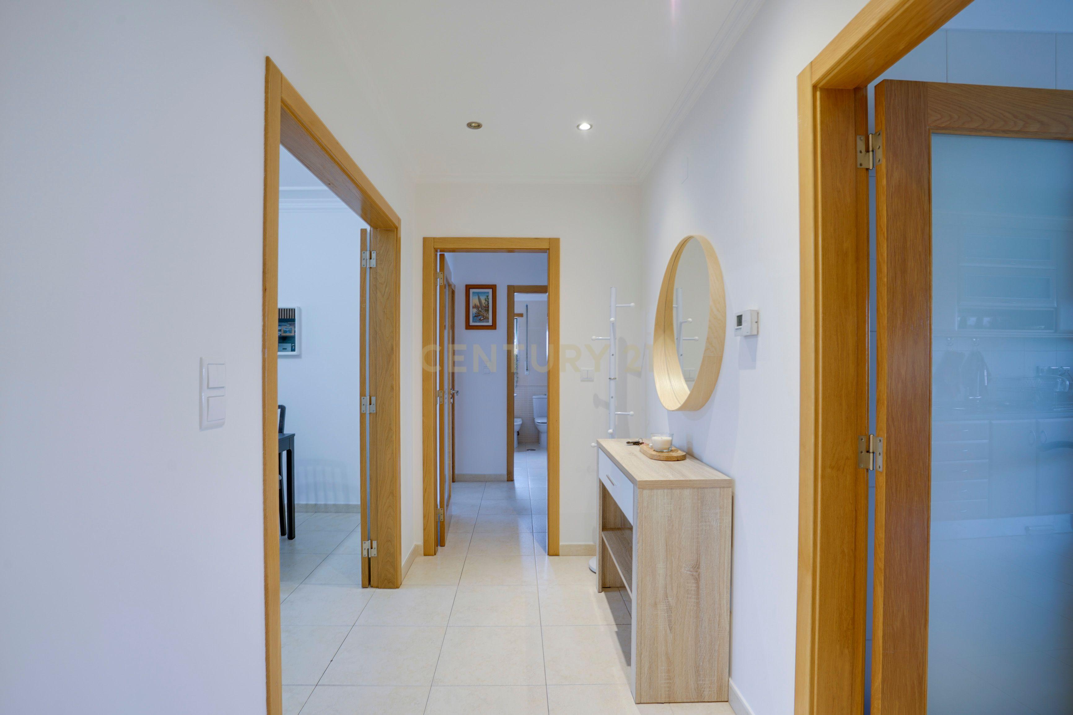 Fotografia 8 de Apartamento T3 em Vialonga, Com Box e Varandas