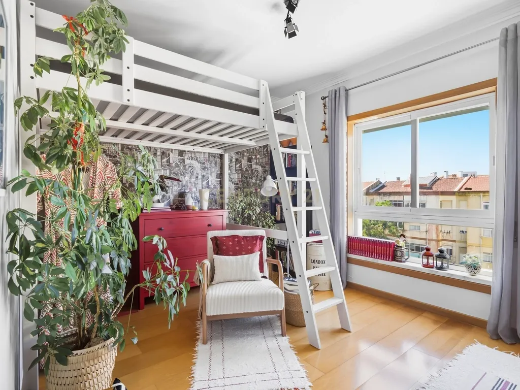 Apartamento T3 com 2 varandas, suíte e garagem no Cacém - Image 10