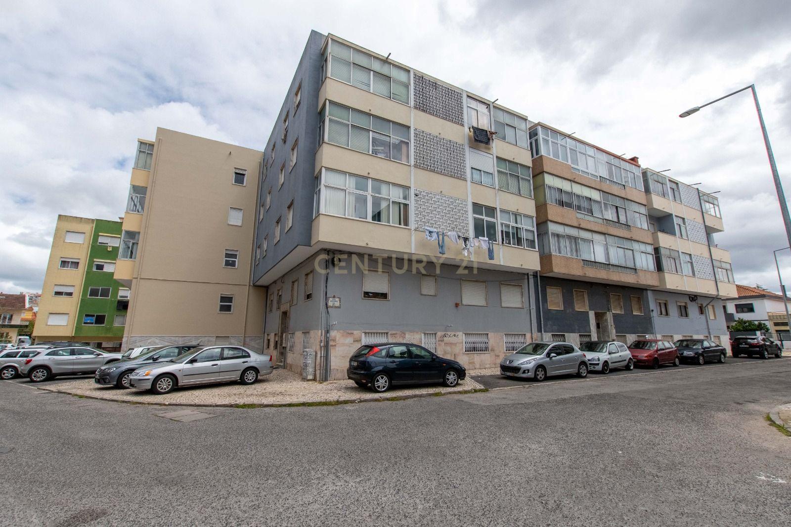 Apartamento T2/cave em Sintra: Conforto e Acessibilidade  - Image 16