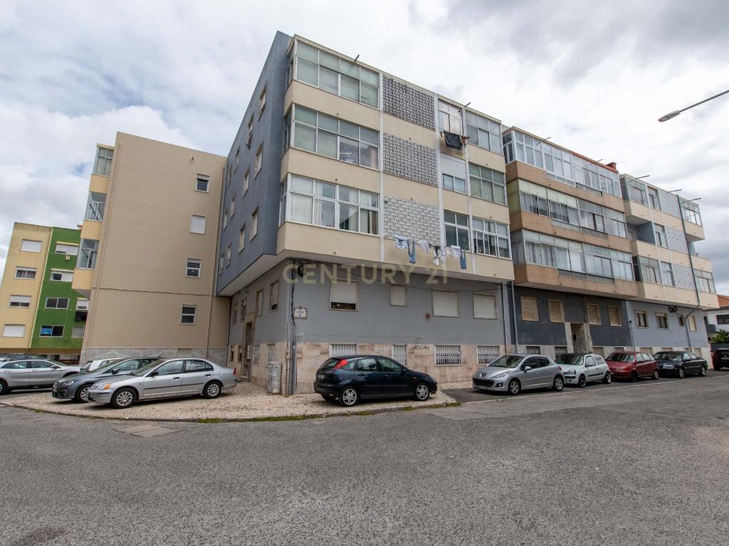 Apartamento T2/cave em Sintra: Conforto e Acessibilidade  - Image 16