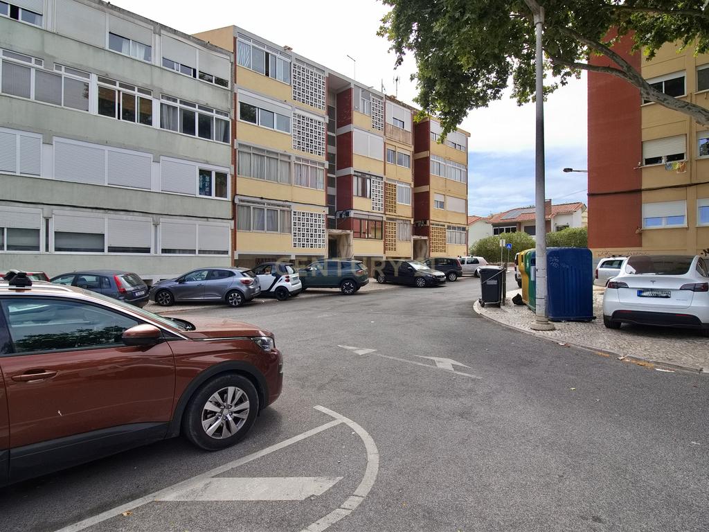 Apartamento T1 com Arrecadação, no Centro da Parede (Rebelva) - Image 9