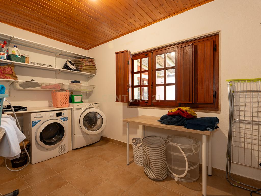 Fabulosa Quinta com lote de terreno de 22.381 m2, onde se encontra inserida uma moradia composta por dois pisos, com uma área bruta de 623 m2, uma área útil de 304 m2 e uma área bruta dependente de 319 m2, localizada em Santo Isidro de Pegões, na zona de Pegões, a pouca distância das belas praias de Setúbal. - Image 83