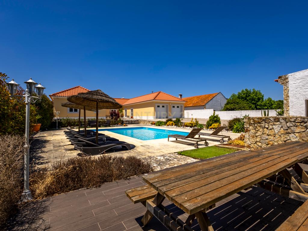 Moradia T5 Térrea com Piscina, Garagem e Lote de 2000 m² – Venda do Alcaide - Image 32