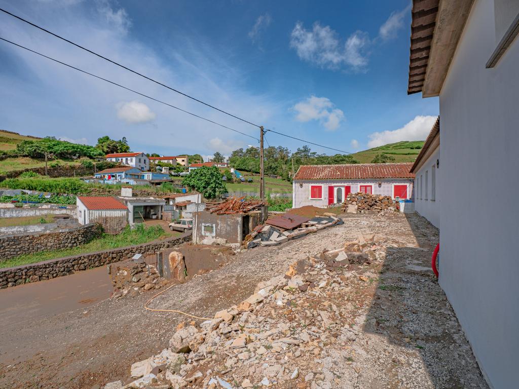 Moradia em fase de renovação na Vila de São Sebastião - Image 13