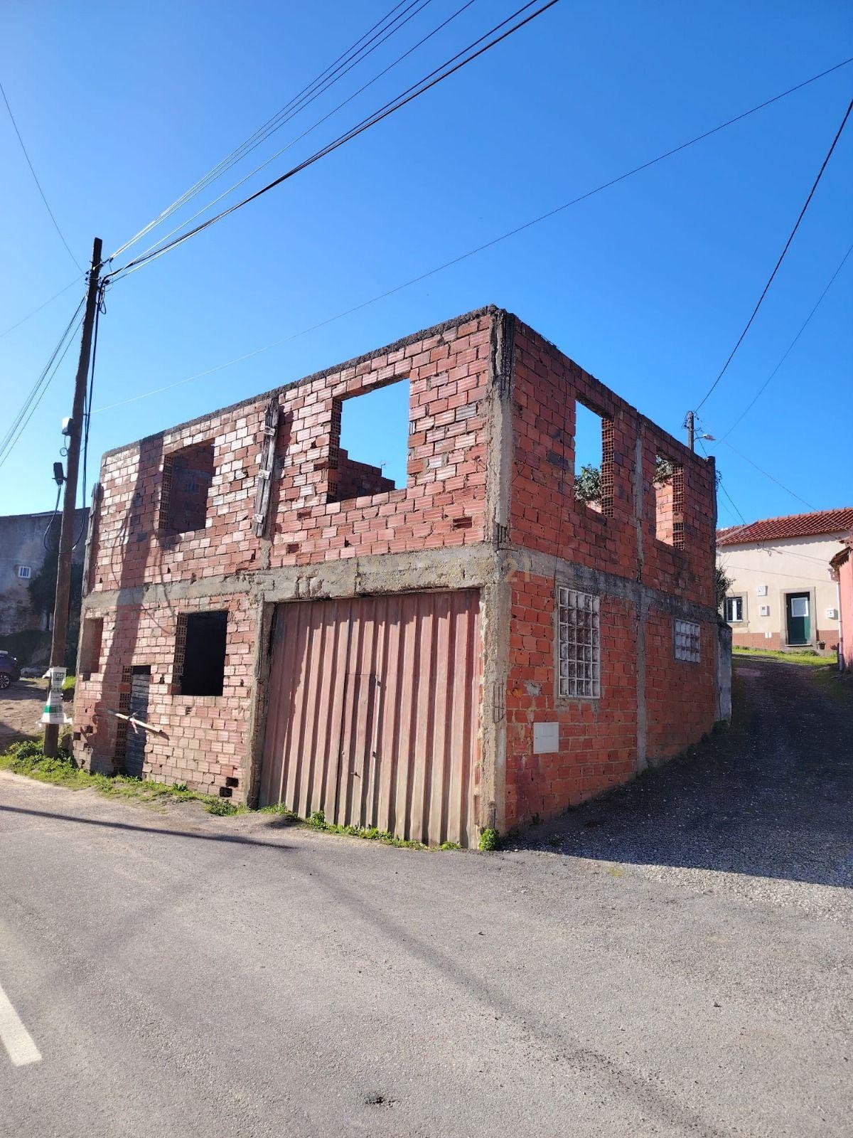 Moradia em fase construção em Ribeira de Matacães (Torres Vedras)