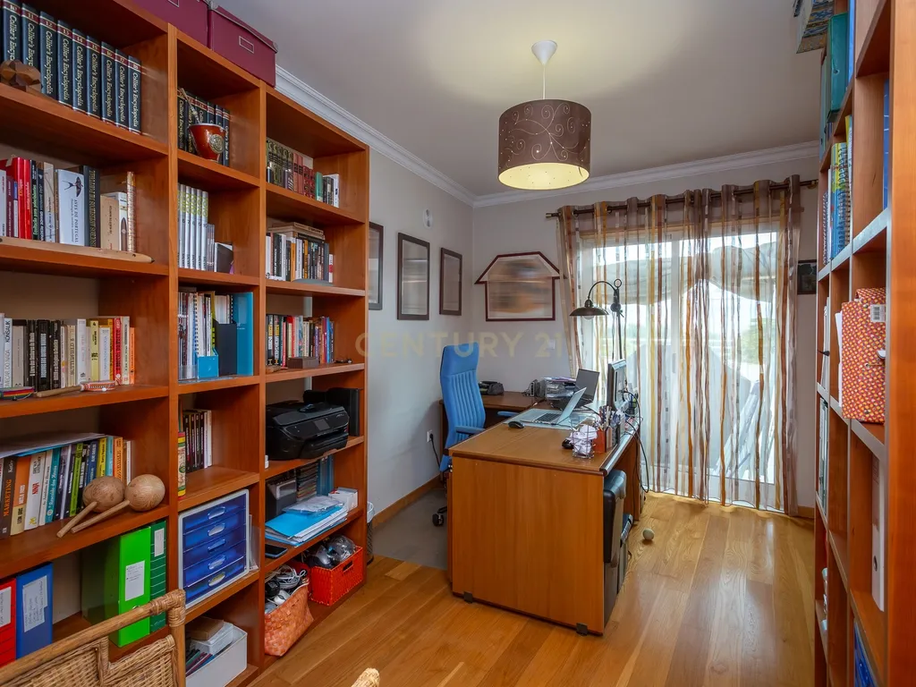 Apartamento T4 Alto de Algés, Terraço, Vista Rio, 6 Lugares de Garagem - Image 13