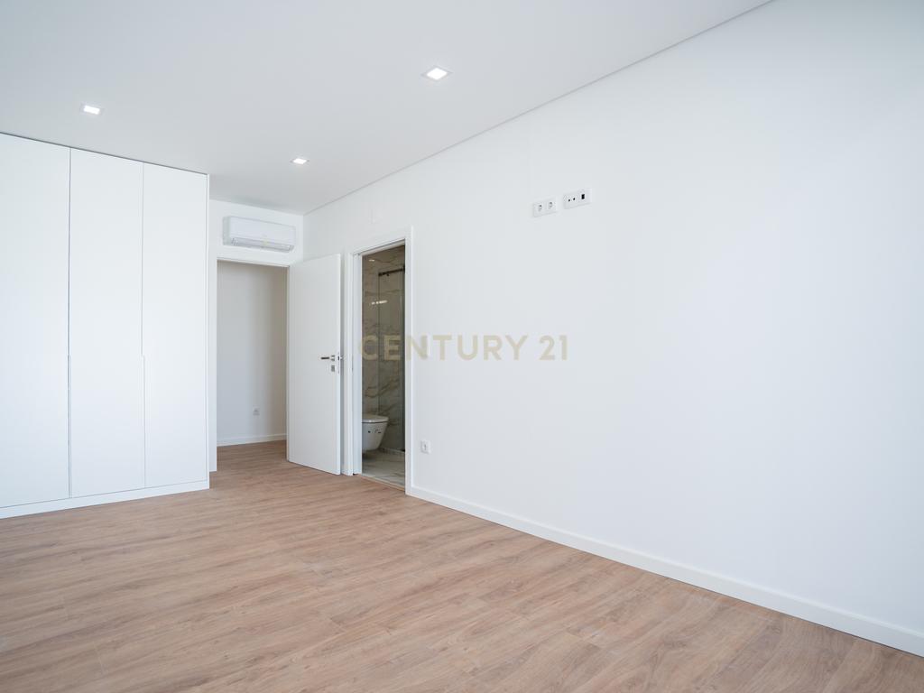 Moradia Térrea com piscina e quatro suites - Image 36