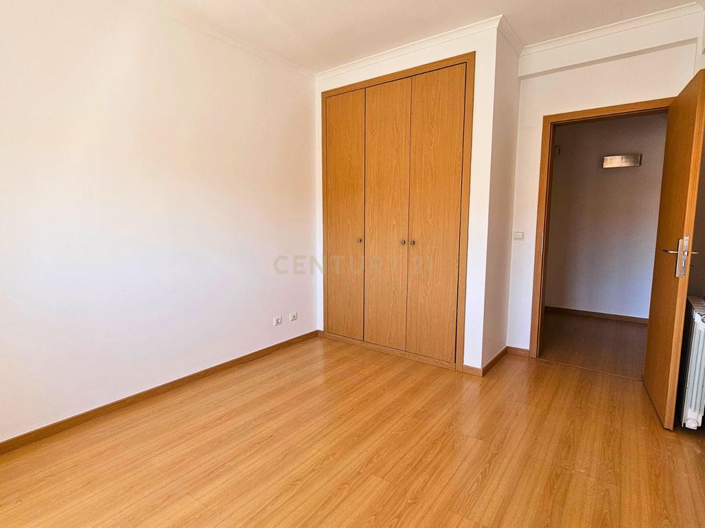 Moradia T4 em Oeiras para arrendar com garagem e terraço - Image 19