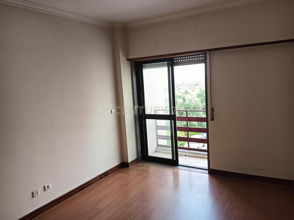 T3 com Suite/Garagem e Arrecadação - Vialonga - Image 44