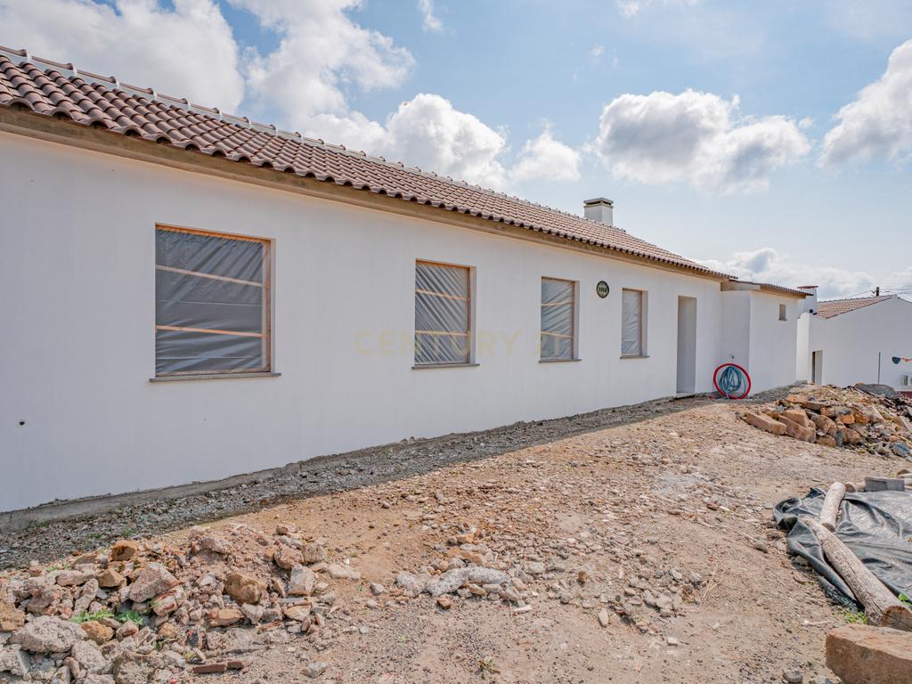 Moradia em fase de renovação na Vila de São Sebastião - Image 9