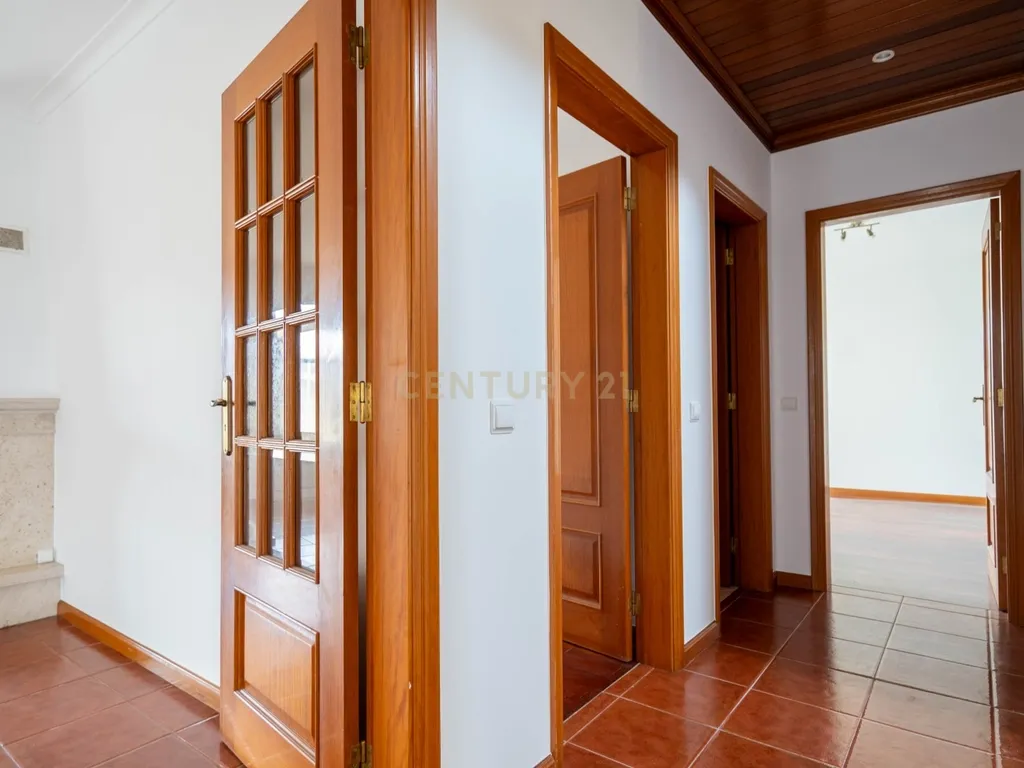 Moradia T5 - C/ terreno - Excelente estado - Image 19