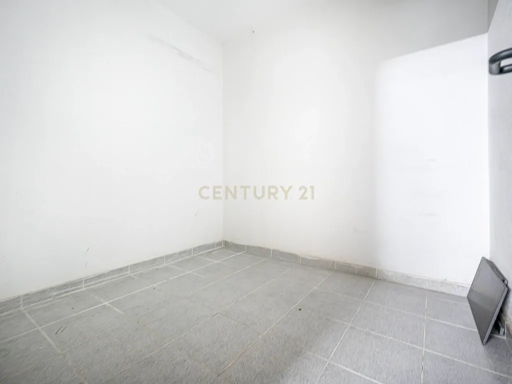 T2 com Suíte, Garagem e Arrecadação na Estefânia - Image 17