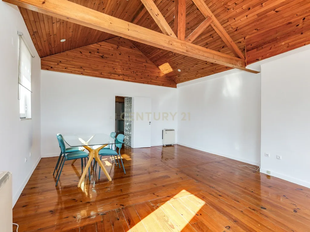 T2 DUPLEX EM ALFAMA COM VISTA PARA ARRENDAR - Image 8