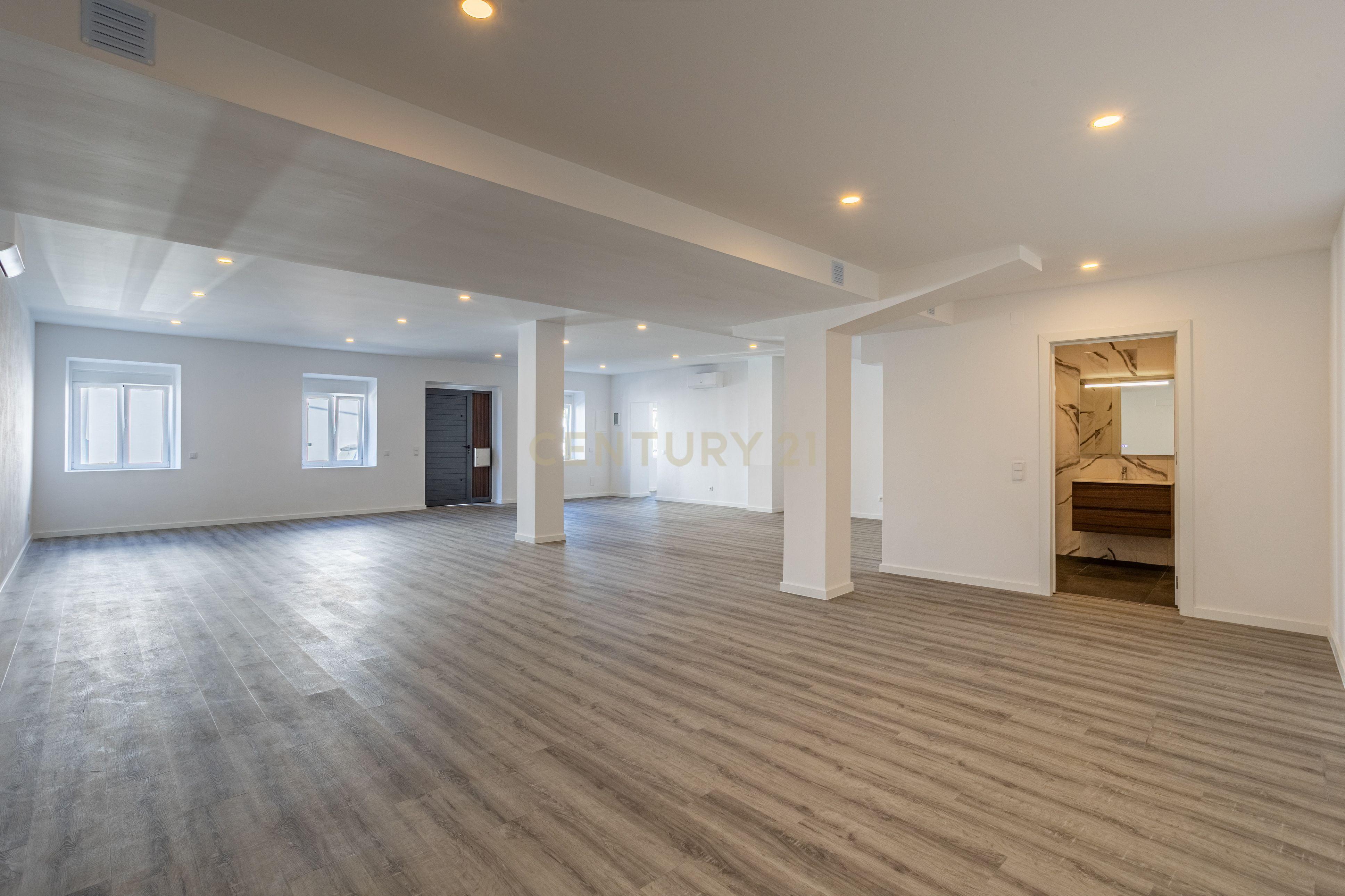Fotografia 3 de Loja/Espaço Comercial Renovado a venda em Alcabideche, Cascais