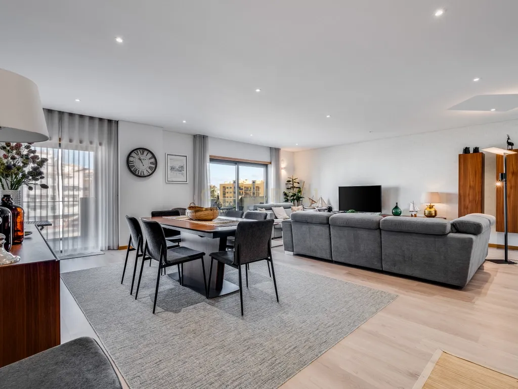 Apartamento T2+1 novo, design moderno, central, a 250metros da Praia de Armação de Pêra - Image 7