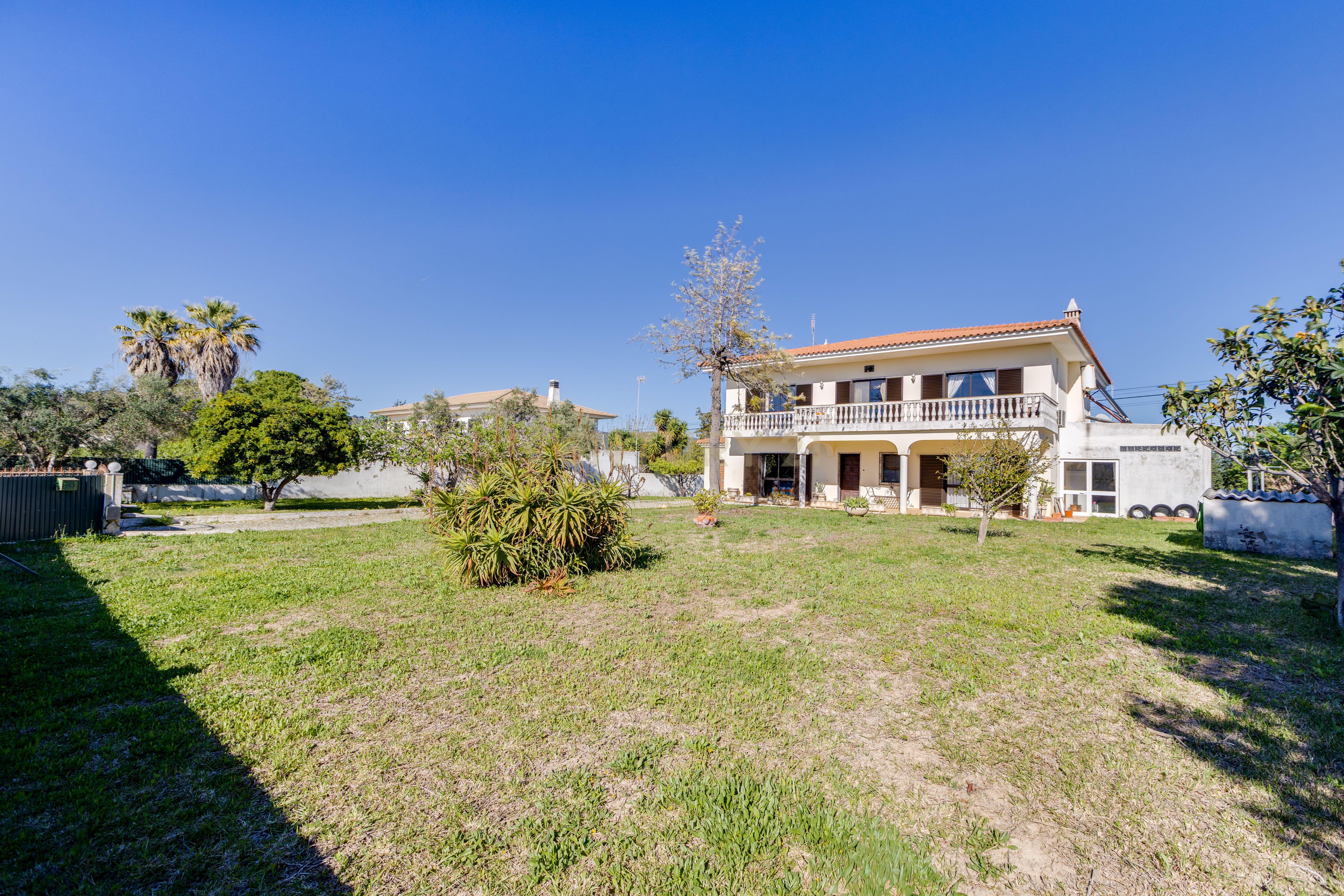 Fotografia 4 de Moradia T5 — Entre Olhão e Estoi | 5.000 m² de Terreno | Piscina | Garagem | Excelente Potencial de Renovação