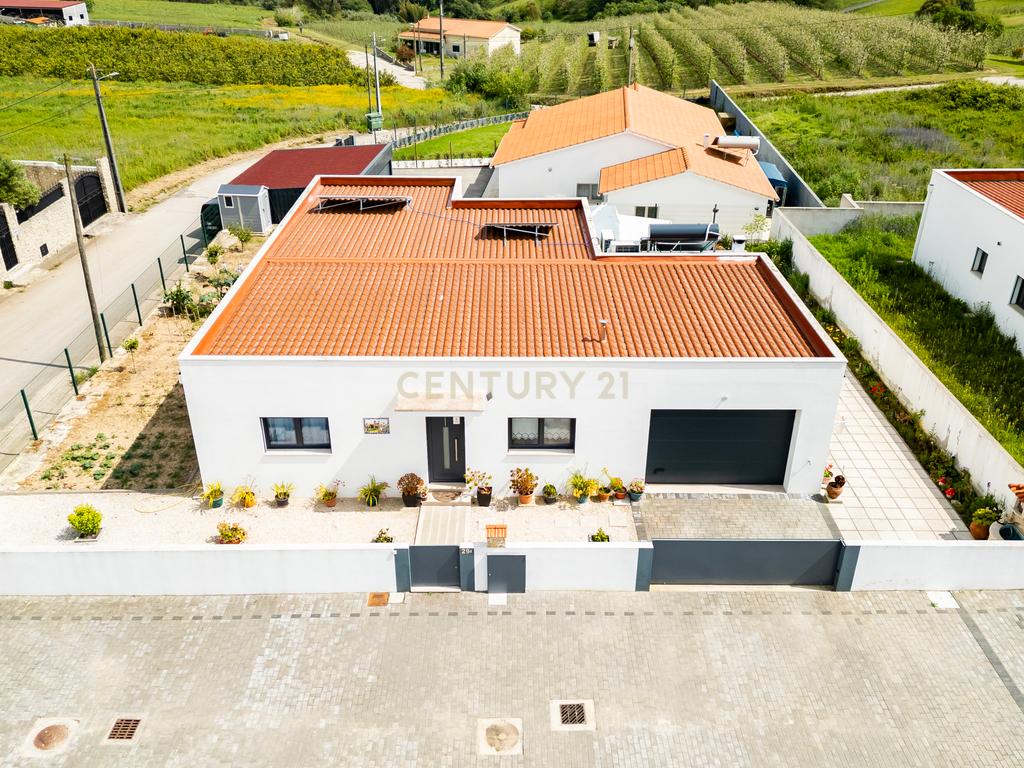 Excelente Moradia T3 Térrea SEMI-NOVA em Alcobaça com Jardim e garagem - Image 23